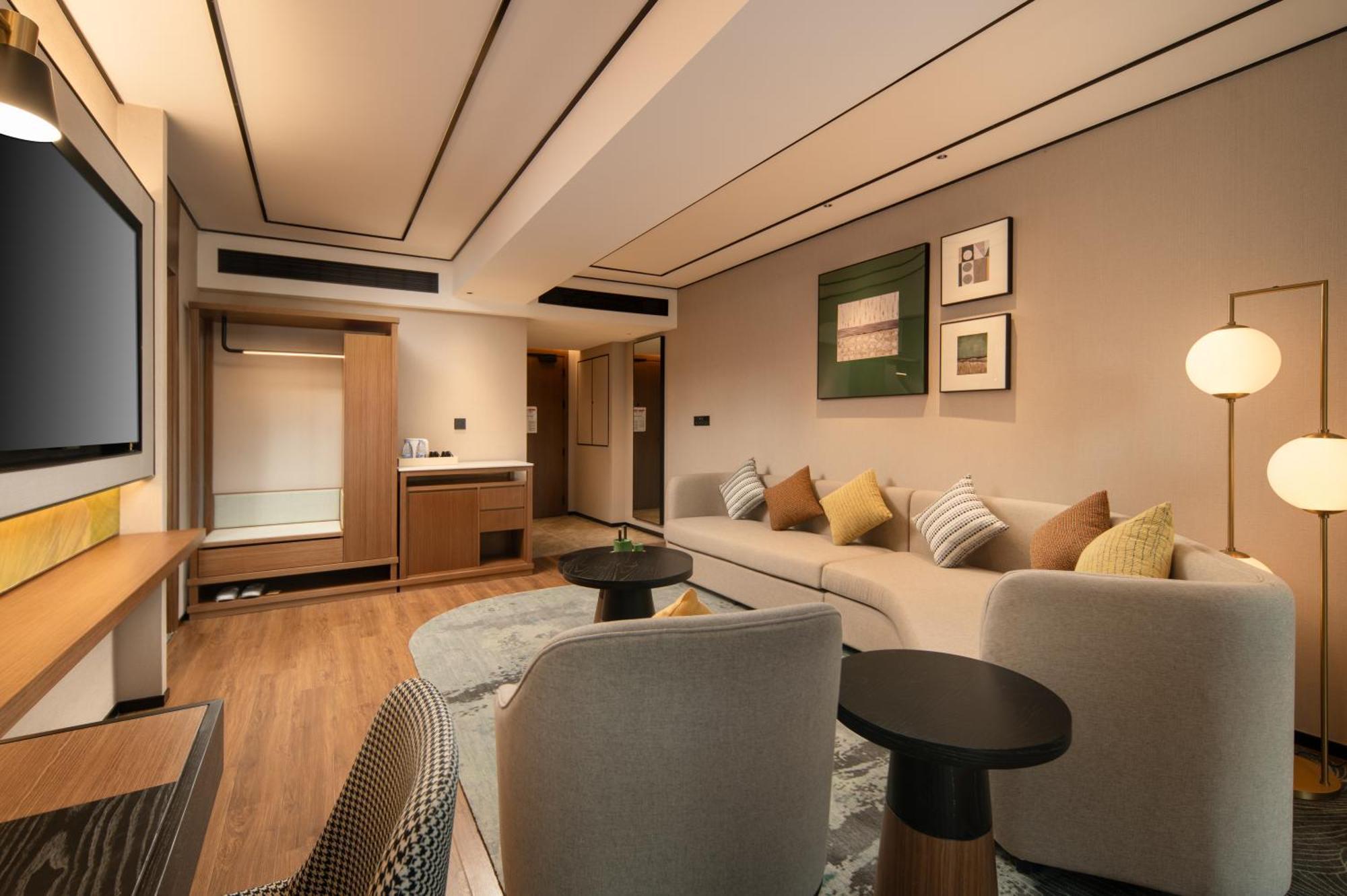 Hilton Garden West Railway Station Hotel 4*