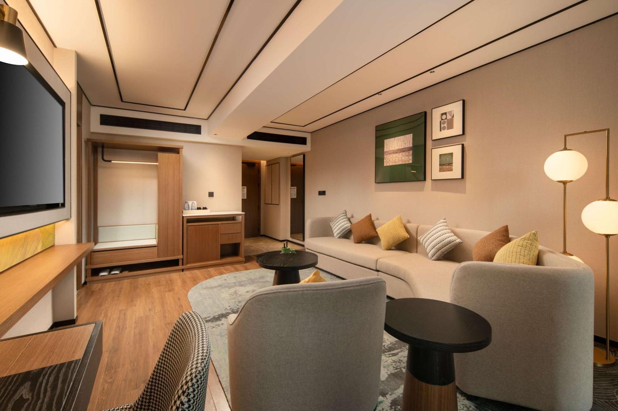 Hilton Garden West Railway Station Hotel 4*