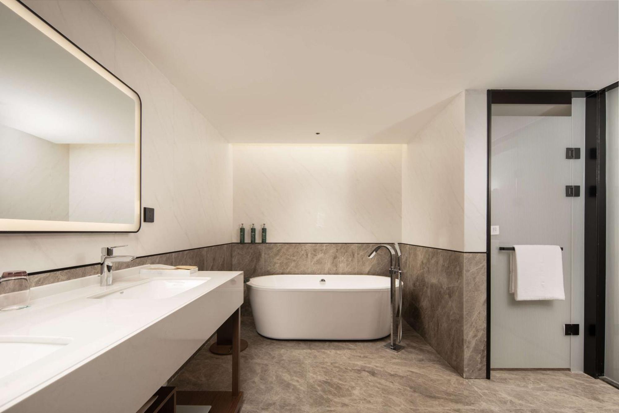 Hilton Garden West Railway Station 4*