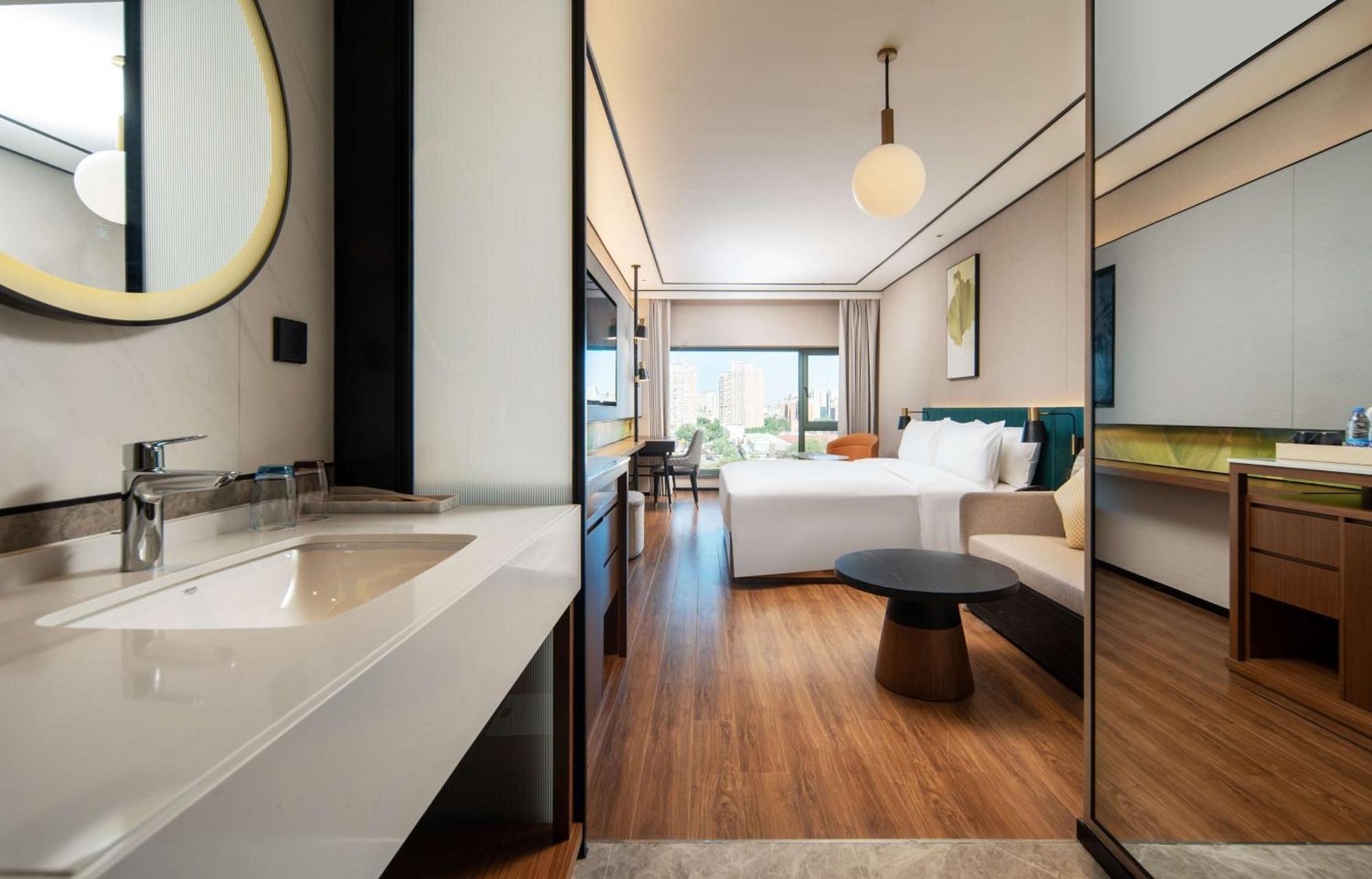 Hilton Garden West Railway Station 4*
